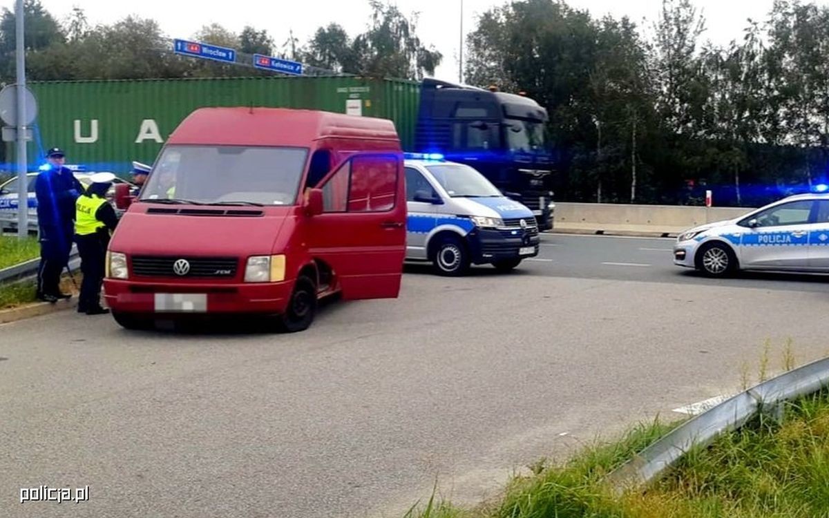 Wiózł dostawczakiem nielegalnych imigrantów, wpadł przez brak świateł w aucie