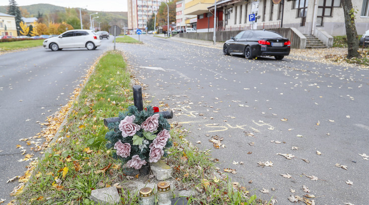 A helyszínre mécseseket, koszorút vittek /Fotó: Fuszek Gábor