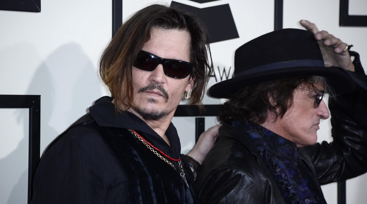 Johnny Depp lógó, zsaros hajjal, részegen jött a díjátadóra / Fotó:MTI