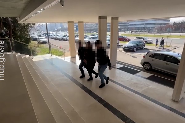 Aljbin Kurti krajem novembra u Prištini prilikom ceremonije obeležavanja godišnjice KBS