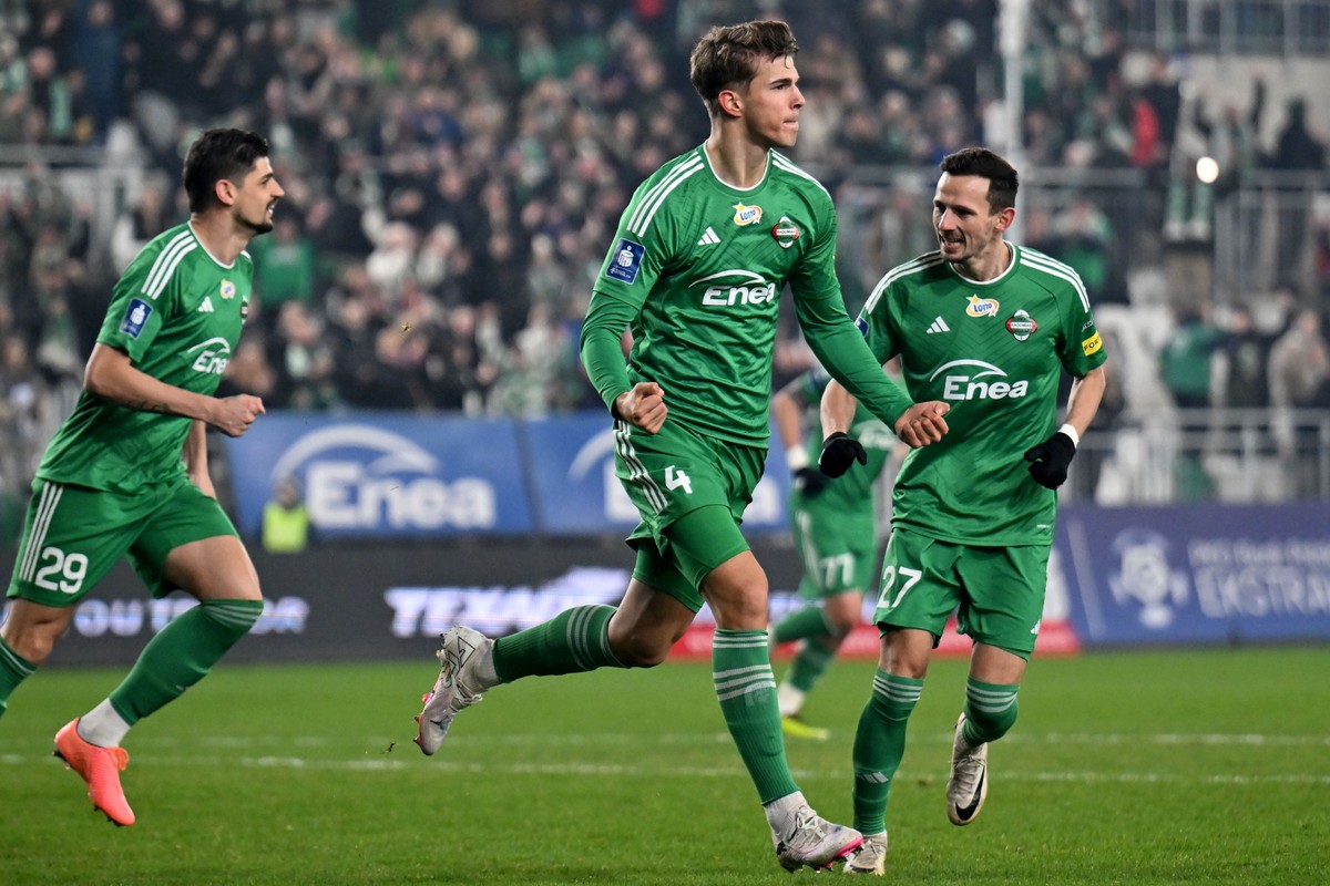 Piłkarze Radomiaka Radom (od lewej): Raphael Rossi, strzelec bramki Luka Vuskovic i Rafał Wolski, cieszą się z gola podczas meczu Ekstraklasy z PGE FKS Stalą Mielec