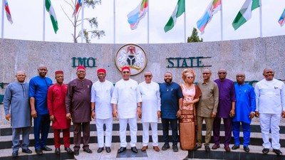 Gov Hope Uzodinma meets with members of Alvan Ikoku Federal University of Education (AIFUE) Lands Recovery’s committee. [Imo Govt]