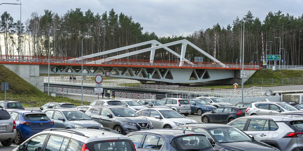 Kanał przez Mierzeję Wiślaną z miejsca stał się atrakcją turystyczną