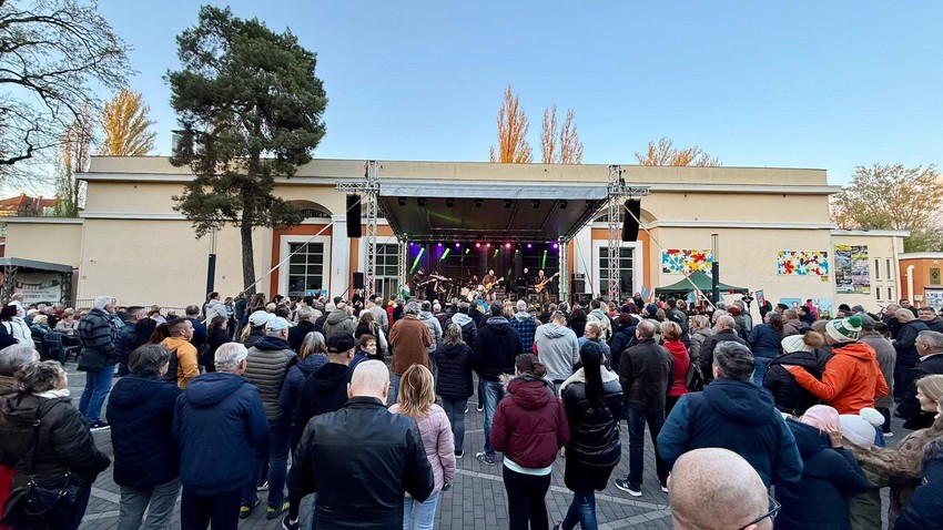 Skup pristalica Viktora Orbana i njegove Fides partije u Budimpešti | Foto: BBC