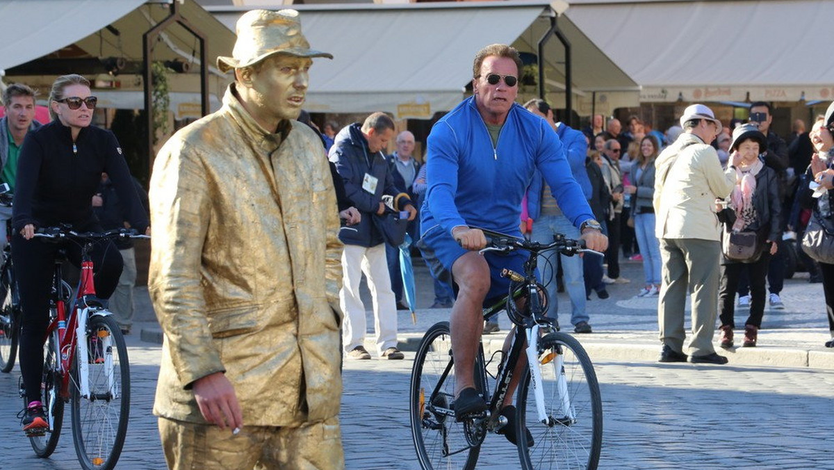 Arnold Schwarzenegger na przejażdżce rowerowej po Pradze