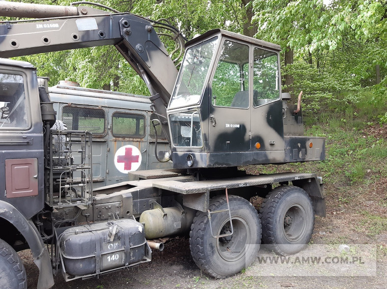 Koparka samochodowa hydrauliczna K-407C na pojeździe STAR 266 (pęknięta rama z lewej strony) 1982 r., cena wywoławcza 20 tys. zł