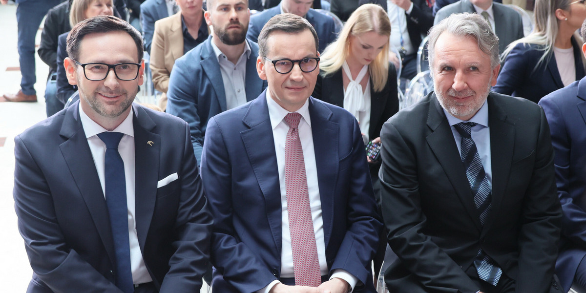 Prezes PKN Orlen Daniel Obajtek (od lewej), premier Mateusz Morawiecki i właściciel Synthosu Michał Sołowow podczas prezentacji potencjalnych lokalizacji SMR-ów. 17 kwietnia 2023 r.