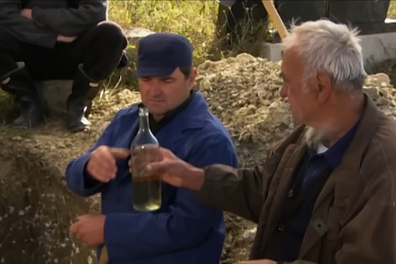 Glumac iz serije "Selo gori, a baba se češlja" radi u plasteniku: Zarađuje od poljoprivrede, a dva puta mu je sve bilo uništeno zbog poplava