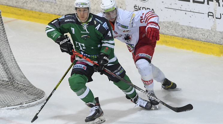Hegyi Ádám (b), az FTC-Telekom és Lövei Dávid (j), a DVTK Jegesmedvék játékosa a jégkorong Magyar Kupa 3. helyéért játszott mérkőzésen a debreceni Jégcsarnokban 2021. április 3-án / Fotó: MTI/Czeglédi Zsolt