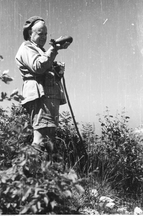  Korespondent wojenny 2 Korpusu Polskiego Melchior Wańkowicz ogląda niemiecki pocisk moździerzowy wystrzelony w trakcie bitwy o Monte Cassino (1944 r.)