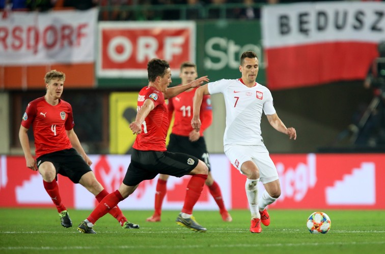 Arkadiusz Milik (P) oraz Martin Hinteregger (L), Julian Baumgartlinger (2L) i Maximilian Woeber (2P)