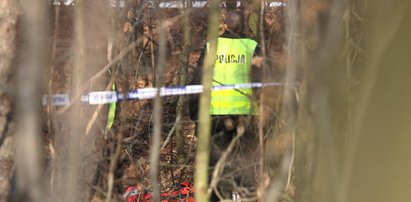 Martwy 36-latek znaleziony w lesie. Wywieźli go tam policjanci