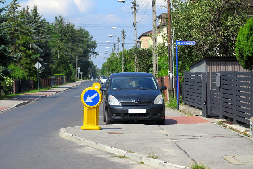 Samochód zasłaniający wyjazd z ulicy Budryka