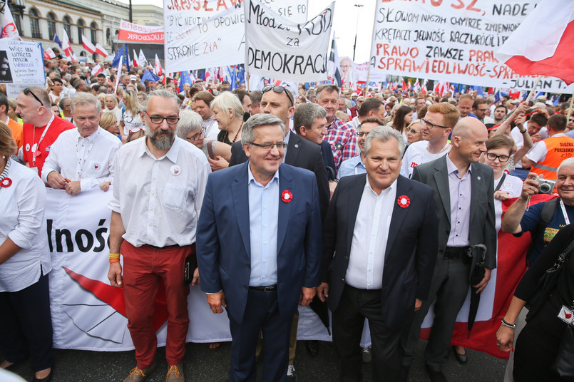 Mateusz Kijowski oraz Bronisław Komorowski i Aleksander Kwaśniewski podczas marszu KOD w Warszawie.