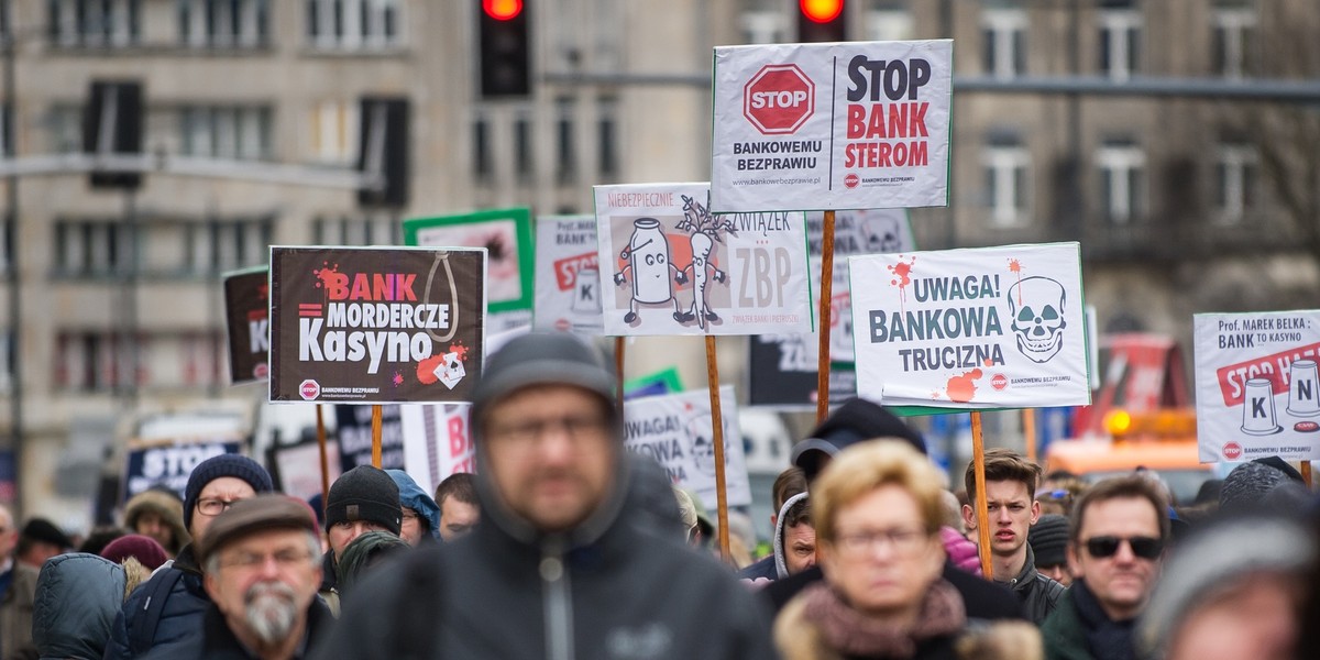 Główny ekonomista mBanku odpowiada za zarzuty internautów ws. kredytów frankowych. - mBank nie byłby w stanie zaoferować oprocentowania kredytu zgodnego z oprocentowaniem franka szwajcarskiego, gdyby nie pożyczał w tej walucie. To chyba prosty i logiczny argument - pisze Pytlarczyk.