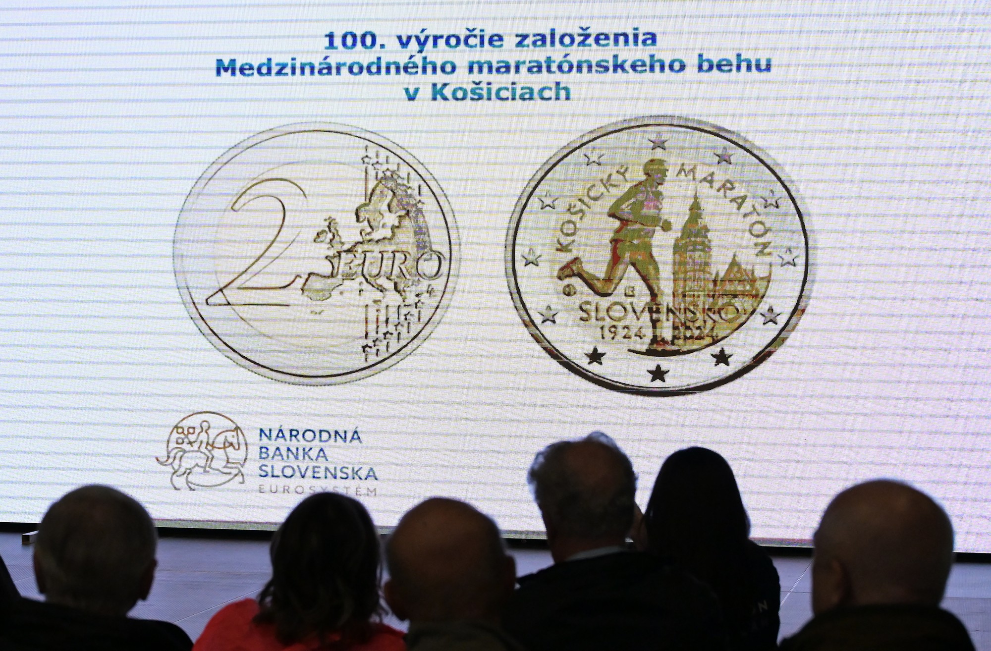 V Košiciach predstavili pamätnú euromincu a poštovú známku vydanú k 100. výročiu Medzinárodného maratónu mieru.