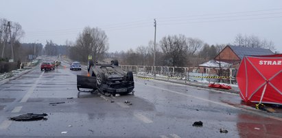 Tragiczny wypadek pod Krasnymstawem. Po dachowaniu nie żyją dwie osoby