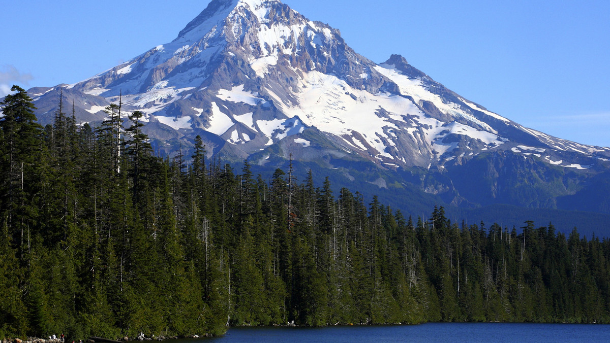 Zmarł alpinista, który wczoraj spadł z ponad 300 metrów ze szczytu Mount Hood w amerykańskim stanie Oregon. 15 innych jest uwięzionych na zboczach góry w skrajnie trudnych warunkach - poinformowały lokalne władze. Trwa akcja ratunkowa.