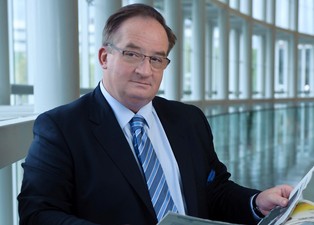 Saryusz-Wolski utrąci Tuska? Zobacz, o co chodzi w grze o fotel szefa RE