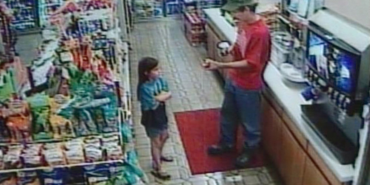 Zapis z kamery monitoringu, na którym widać porwaną dziewczynkę. 