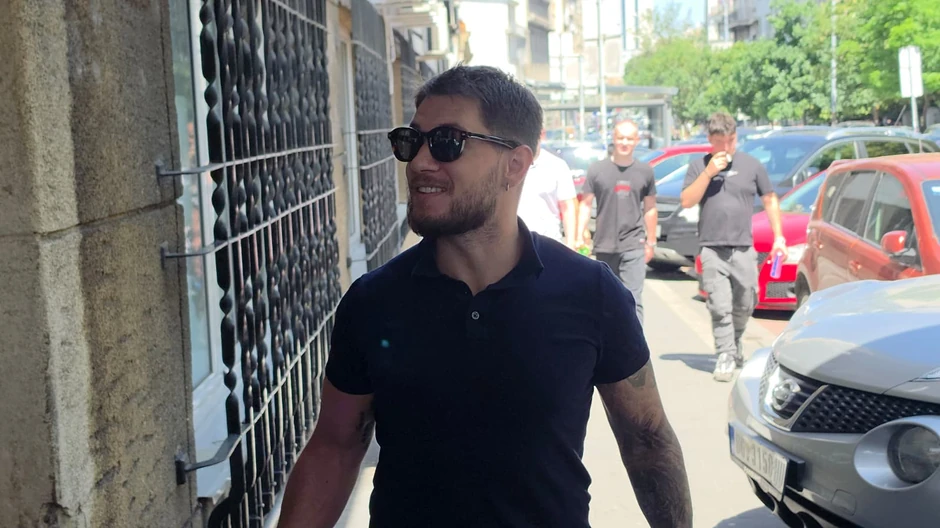 Joca Stefanović stigao po sina i ženu u porodilište