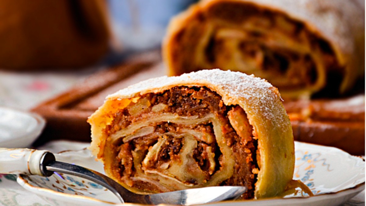 Szarlotka, ciasto ucierane albo strudel - ciasta z jabłkami mają różne, smaczne wcielenia. Dziś proponujemy strudel jabłkowy w łatwej wersji. Klasyczny deser, pełen jabłek i cynamonu. To ciasto wymaga zręczności i cierpliwości, ale przecież do odważnych świat należy. Goście będą oczarowani, a ciasto zniknie w mgnieniu oka.