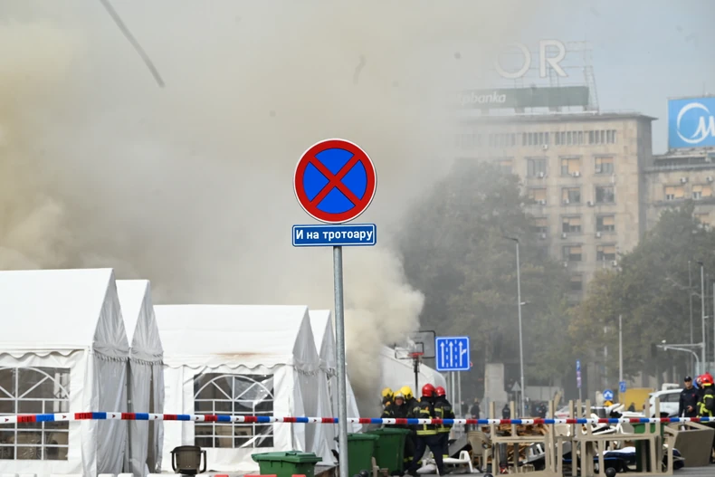 Požar ispred skupštine