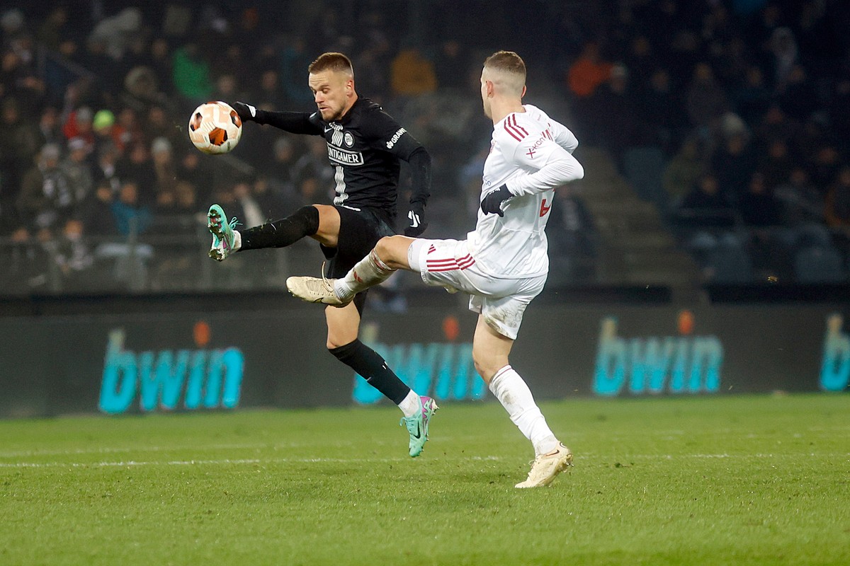 Zawodnik Rakowa Częstochowa Milan Rundic (P) i Szymon Włodarczyk (L) ze Sturmu Graz podczas meczu 5. kolejki piłkarskiej Ligi Europy w austriackim Grazu