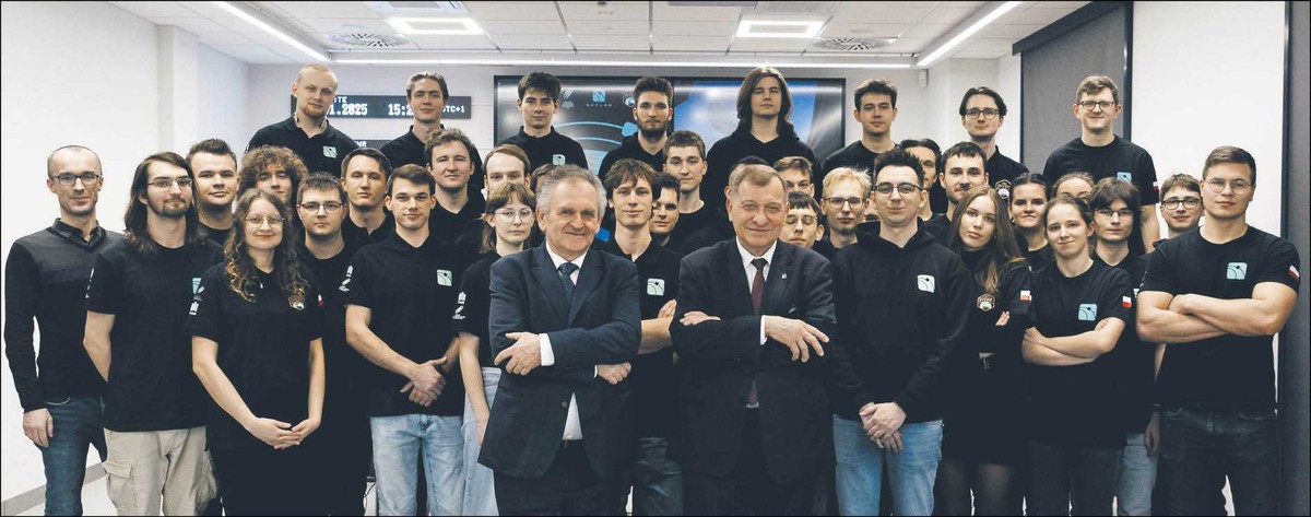 Profesor Jerzy Lis i profesor Tadeusz Uhl wraz ze studentami z działającego na Wydziale Technologii Kosmicznych koła naukowego SatLab, którzy stworzyli najmniejszego polskiego satelitę wysłanego w kosmos.