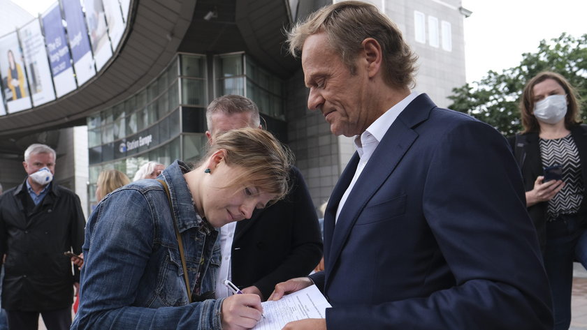 Donald Tusk zebrał w godzinę 300 podpisów