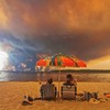 Posetioci plaže odmaraju se na plaži Mučik na obali jezera Lakano u Lakanou, na jugozapadu Francuske, dok požar besni u Žirondi, 24. jul 2026.