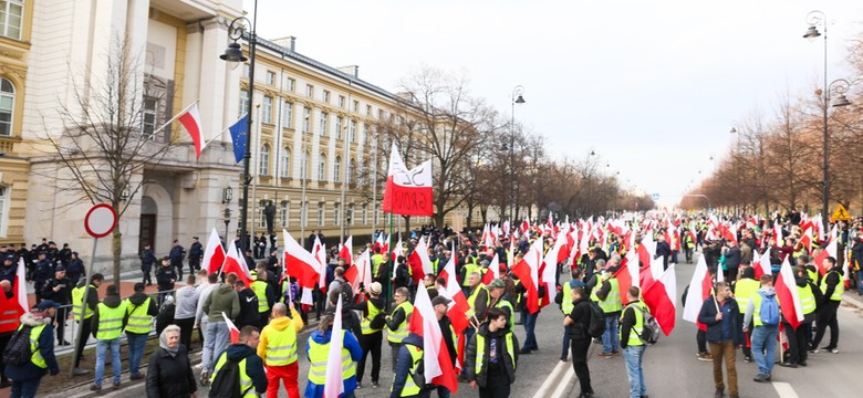 Symboliczny ciągnik i kołatanie do drzwi Kołodziejczaka. Strajk rolników pod oknami premiera