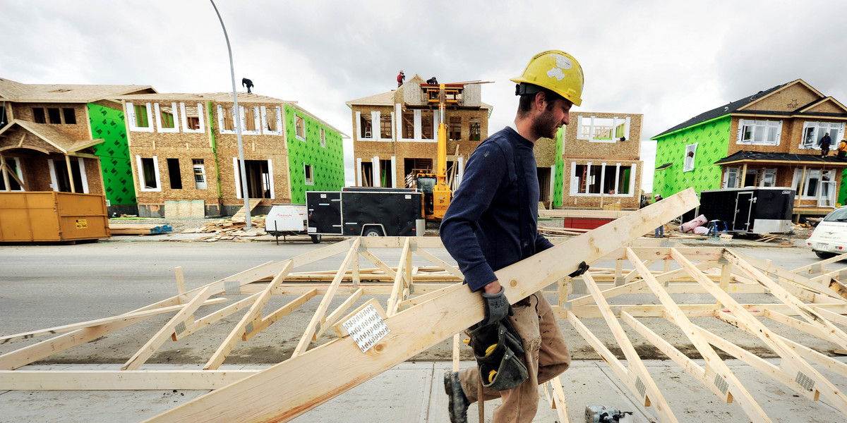 A construction worker works on building new homes in Calgary, Alberta, May 31, 2010. Gross domestic product grew at a 6.1 percent annual rate, the biggest jump since the fourth quarter of 1999, and by 1.5 percent compared with the fourth quarter of last year, Statistics Canada said on Monday.