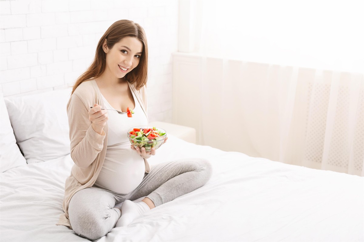 Dieta în timpul sarcinii. Moașa dezvăluie cele mai mari pericole pentru copil   