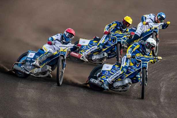 Zawodnik Motoru Lublin Maksym Drabik (kask czerwony) i Dominik Kubera (niebieski) oraz Przemysław Pawlicki (żółty) i Frederik Jakobsen (biały) z Zooleszcz GKM Grudziądz podczas 3. kolejki Ekstraligi żużlowej