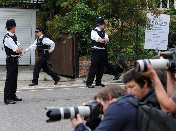 Policja i fotoreporterzy na placu Camden