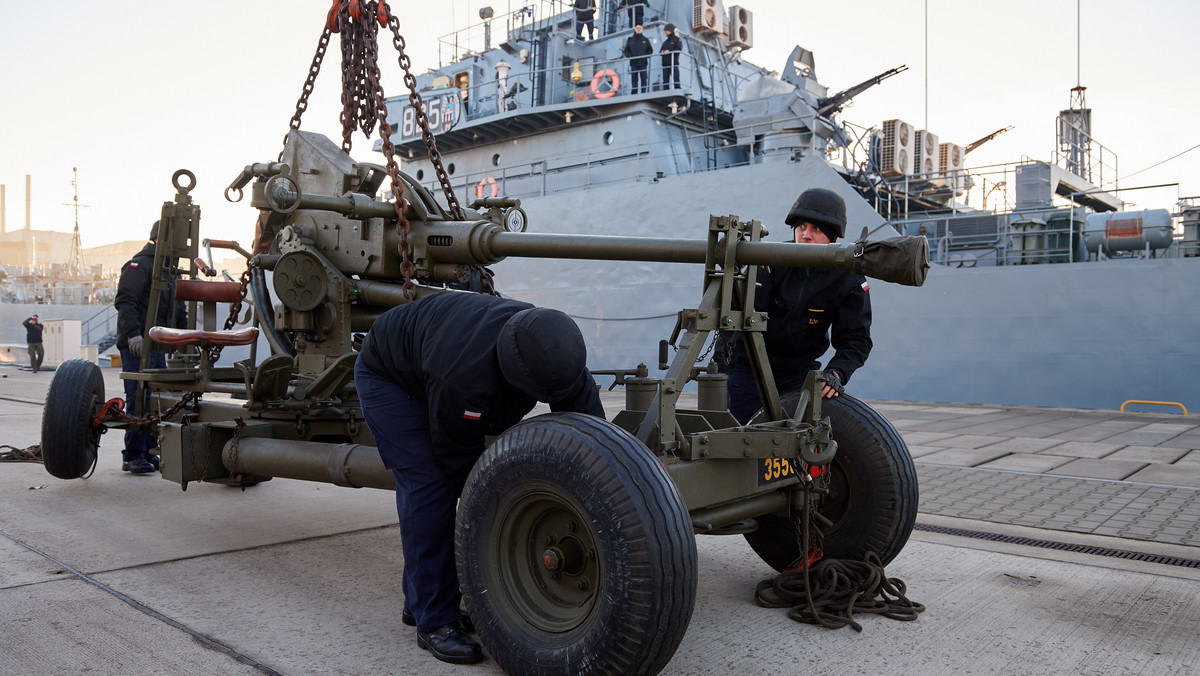 Armata została przywieziona dziś do Portu Wojennego w Gdyni przez okręt ORP "Toruń".