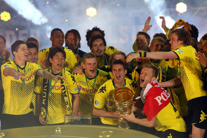 Piłkarze Borussii Dortmund z trofeum za Puchar Niemiec (12 maja 2012 r.)