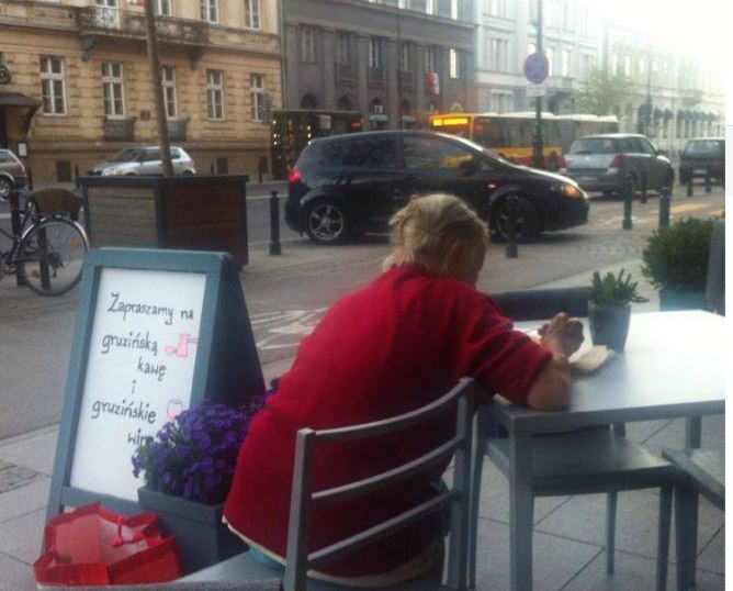 Kobieta usiadła przy stoliku i została poczęstowana gorącą zupą