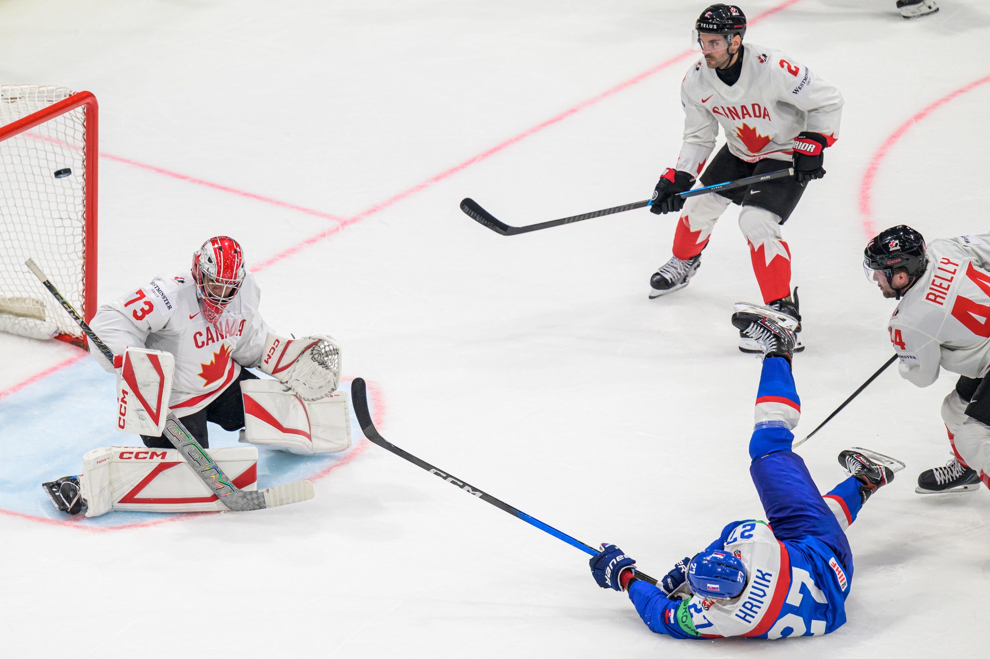 Zľava brankár Jet Greaves (Kanada), Marek Hrivík (Slovensko) a Dylan Demelo (Kanada). 