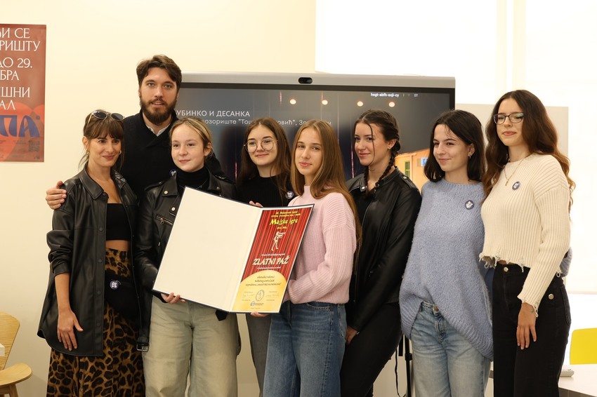 "Zlatni paž" mladim glumcima iz predstave "Sakati Bili sa Inišmana"