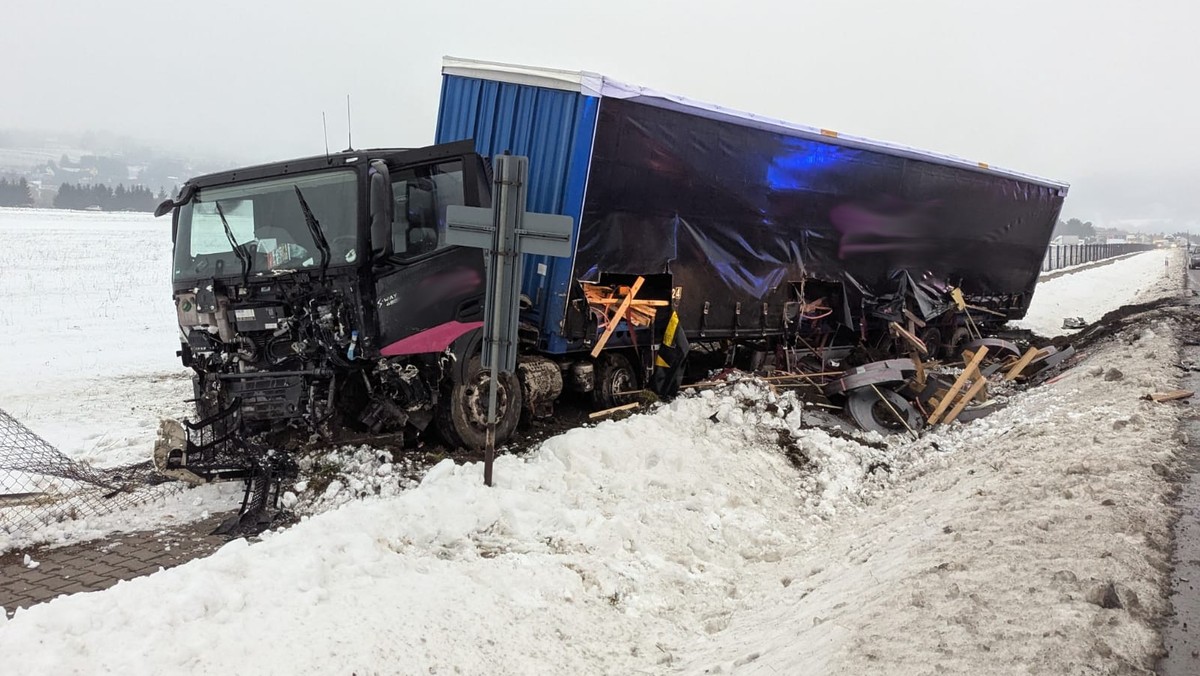 Tragiczny wypadek na Podhalu. Nie żyje kierowca osobówki [Źródło: Onet]
