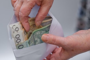 13. emerytura 2026. Oto kwoty i terminy. Niektórzy seniorzy dostaną przelew przed świętami
