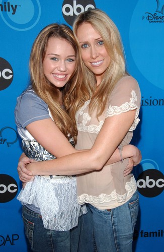 Miley Cyrus z mamą na imprezie Disney'a w 2006 roku