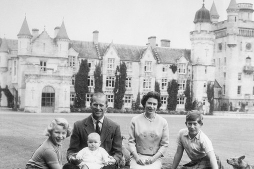 Rodzina królewska podczas pikniku przed zamkiem Balmoral w Szkocji, wrzesień 1960 r