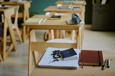 Szkoły pod kontrolą Kościoła: obowiązkowe lekcje religii, oceny na świadectwach i krzyże w klasie – jakie jeszcze zmiany rozpatrzy Sejm?