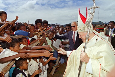 AFRICA-POPE-HANDS-YOUTHS
