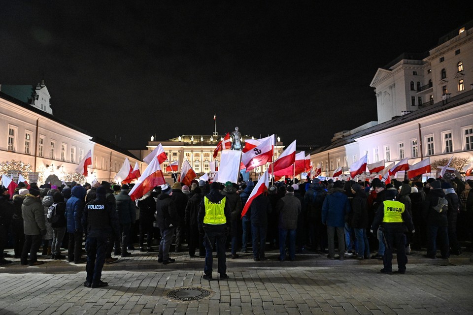   Uczestnicy protestu przed Pałacem Prezydenckim