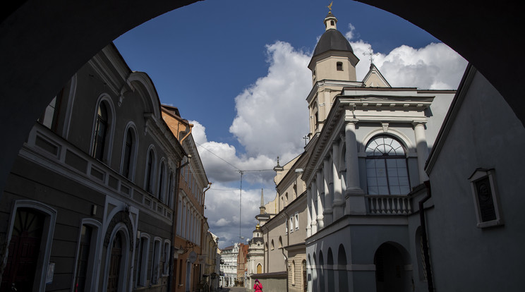 Csaknem néptelen utca a litván főváros, Vilnius óvárosában 2020. április 4-én, amikor a koronavírus-járvány miatt kijárási korlátozás van érvényben a balti országban. / Fotó: MTI/AP/Mindaugas Kulbis