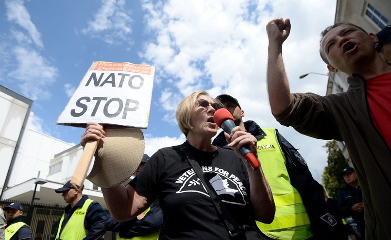 Demonstracja pod hasłem "Pieniądze dla głodnych, nie na czołgi", zorganizowana przez Inicjatywę Stop wojnie przy skwerze Wolnego Słowa w Warszawie